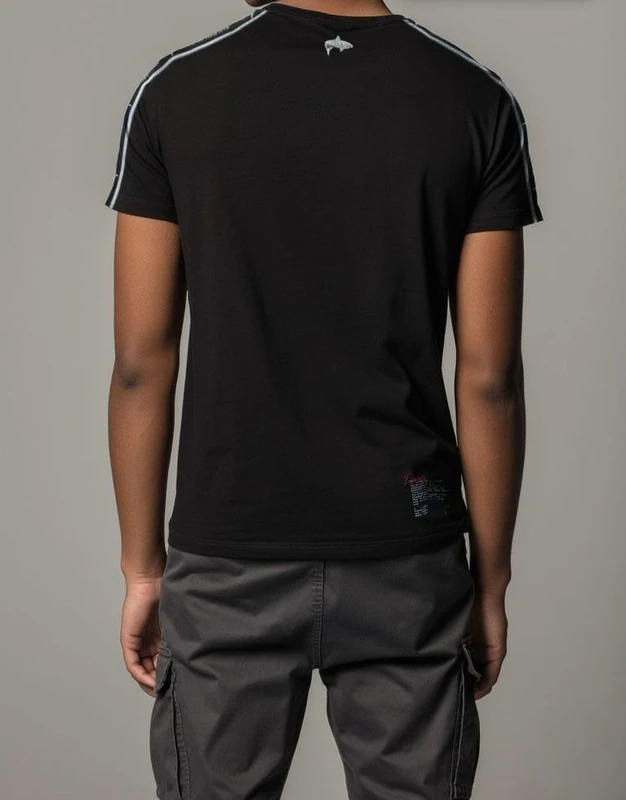 חולצת טי שירט שרוול קצר של shark sport בצבע שחור