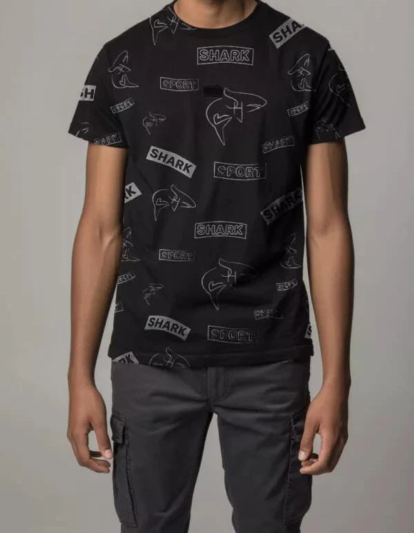חולצת טי שירט שרוול קצר של shark sport בצבע שחור